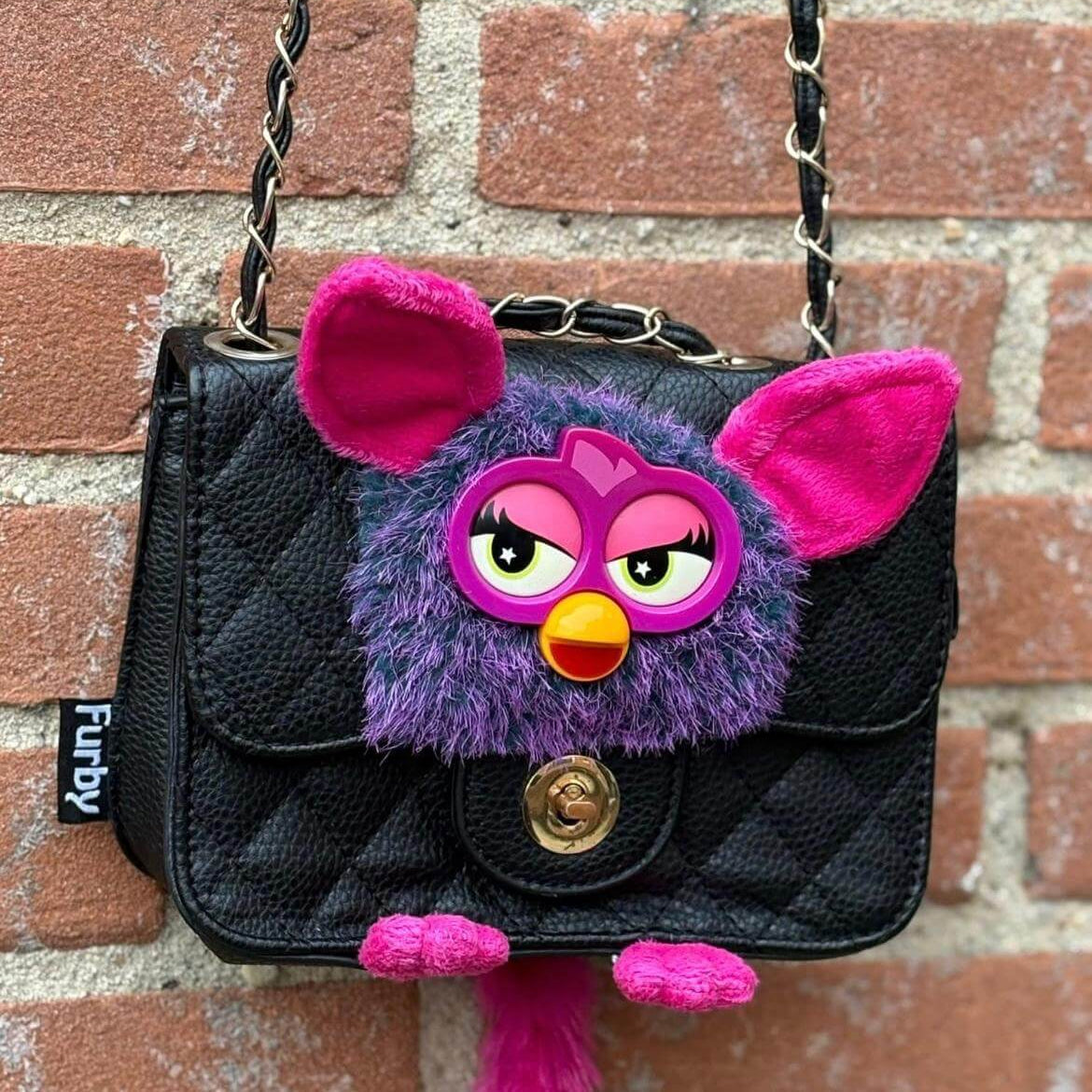 Zwarte gewatteerde handtas met een paars-roze Furby op de voorkant, handgemaakt door een lokale maker, bij FLUPS in Amersfoort