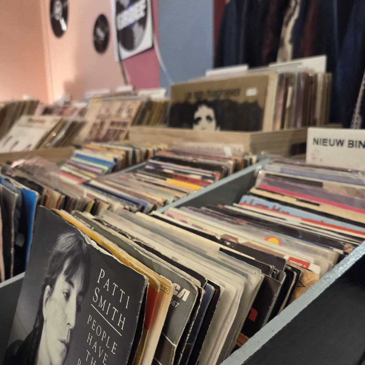 Bakken met vinyl en een platenspeler om LP's te beluisteren