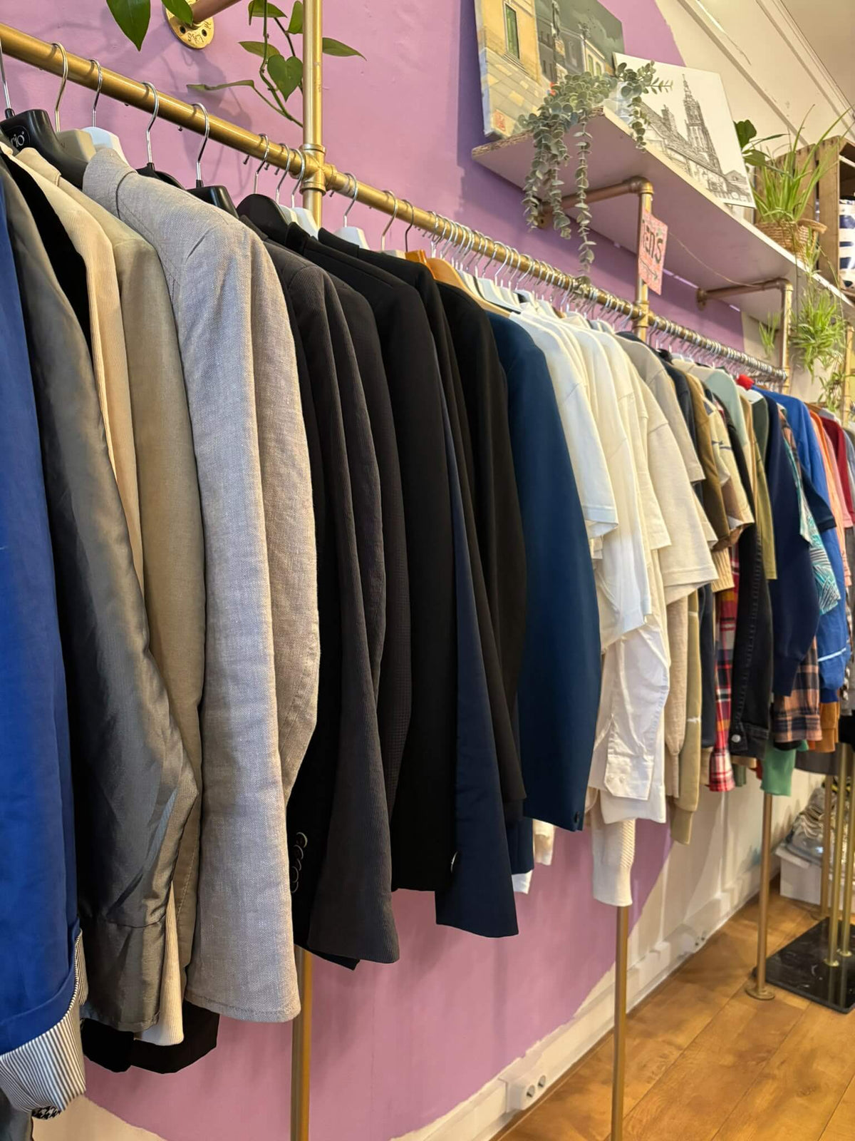 Rek met vintage herenkleding bij FLUPS in Amersfoort
