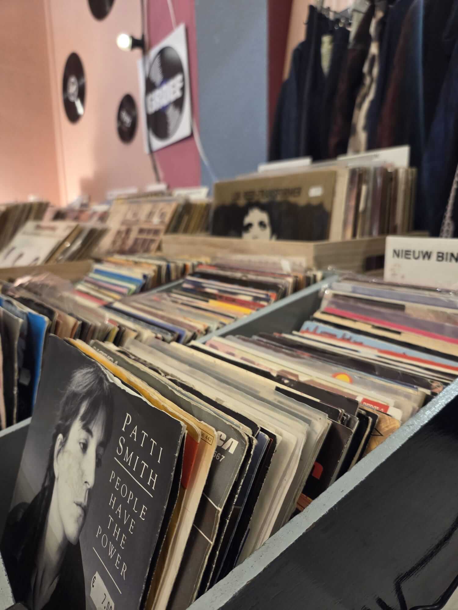 Bakken met vinyl en een platenspeler om LP's te beluisteren