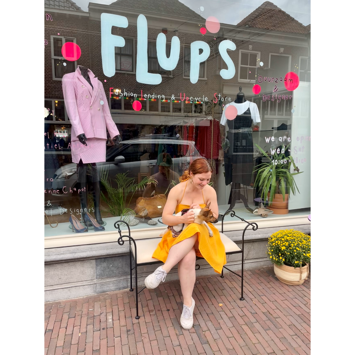 Marina, eigenaar van FLUPS, op het bankje voor de winkel aan de Kamp in Amersfoort